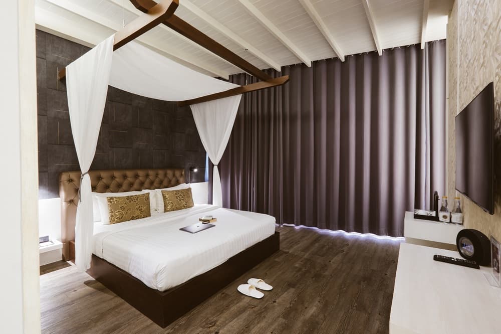 Deluxe Room (King Bed)